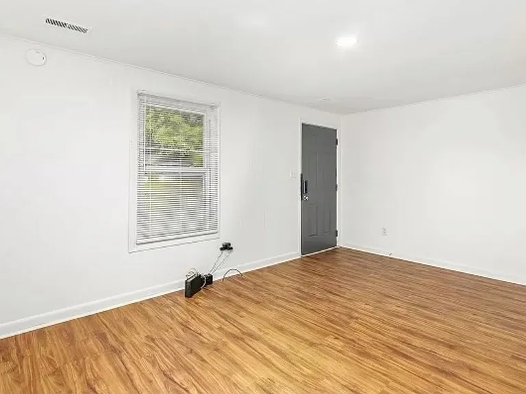 2528 Glenbrook Dr — Photo 2