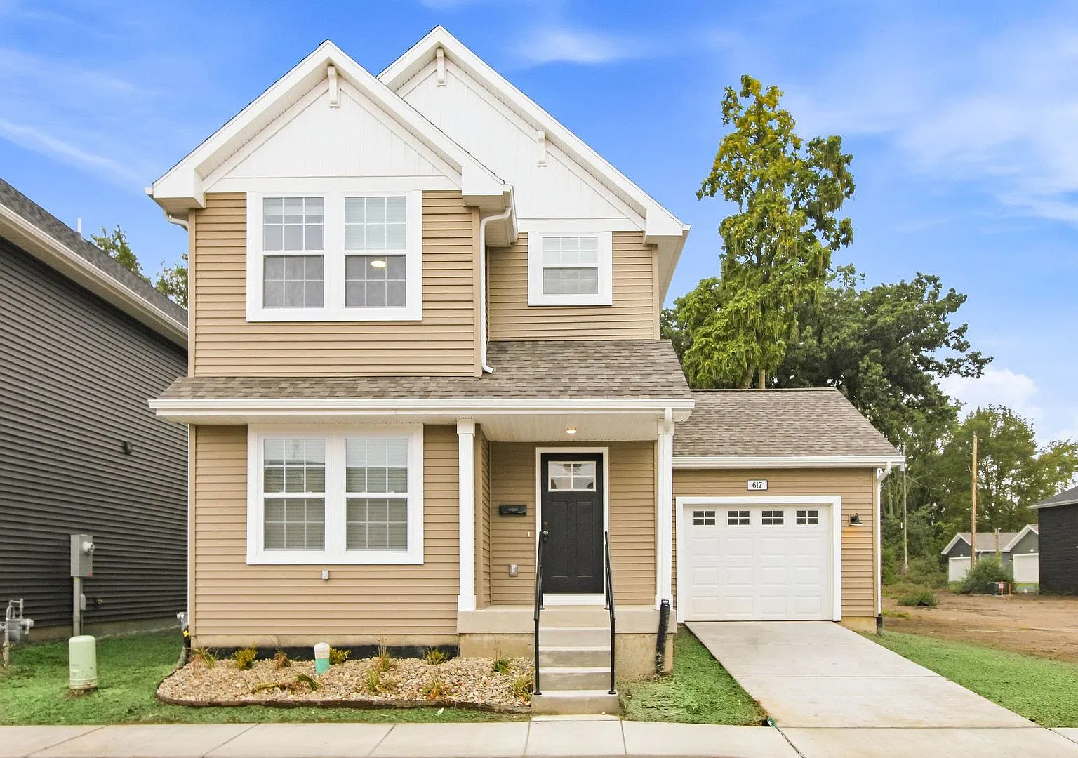 1 Month FREE Rent! Applied to Your First Full Month. Terms & Conditions Apply. — Photo 2