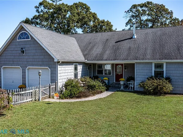 708 Queens Point Dr, Locust Hill, VA 23092