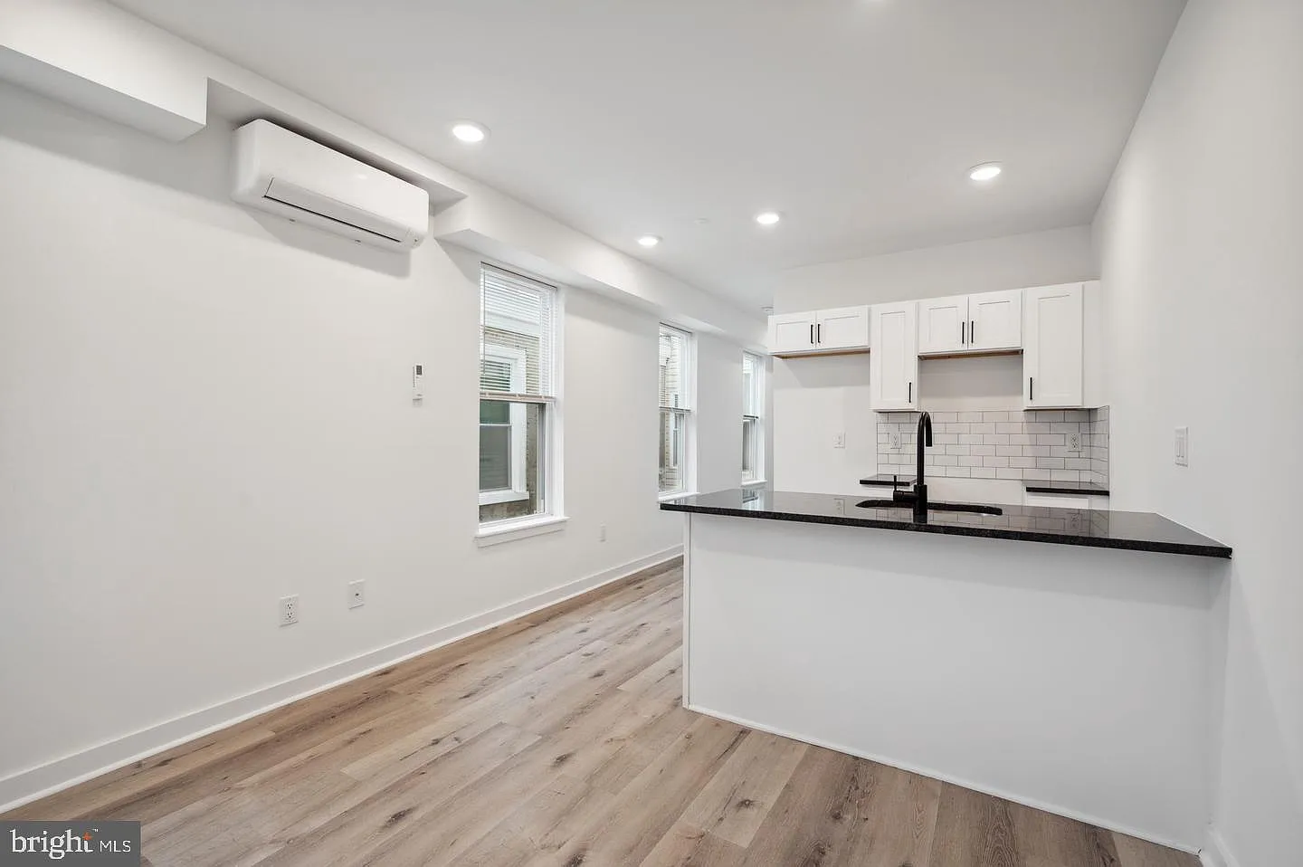 1 bed, 1000 sqft, $1,250 — Photo 2