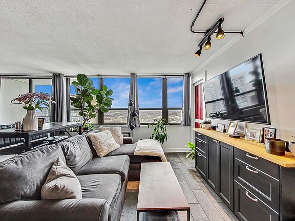5th image of 2740 N Pine Grove Ave APT 19F