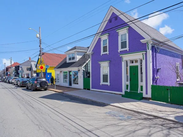94 Montague St, Lunenburg, NS B0J 2C0