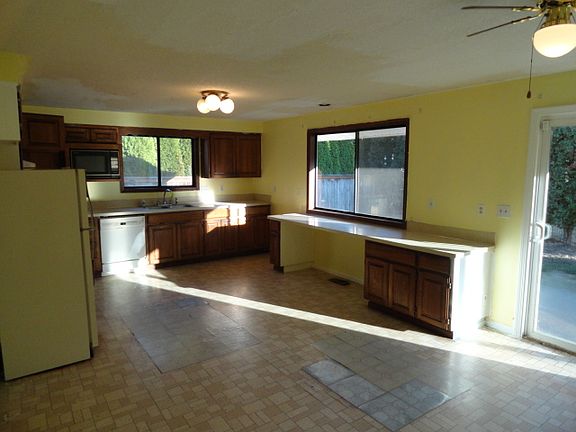 3rd image of 990 NE Tina St