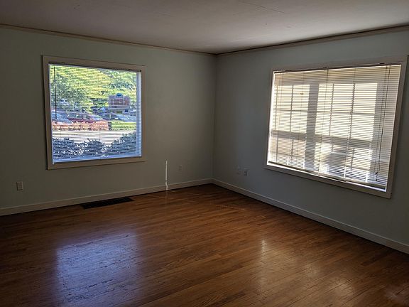 Living room, 15' x 17'