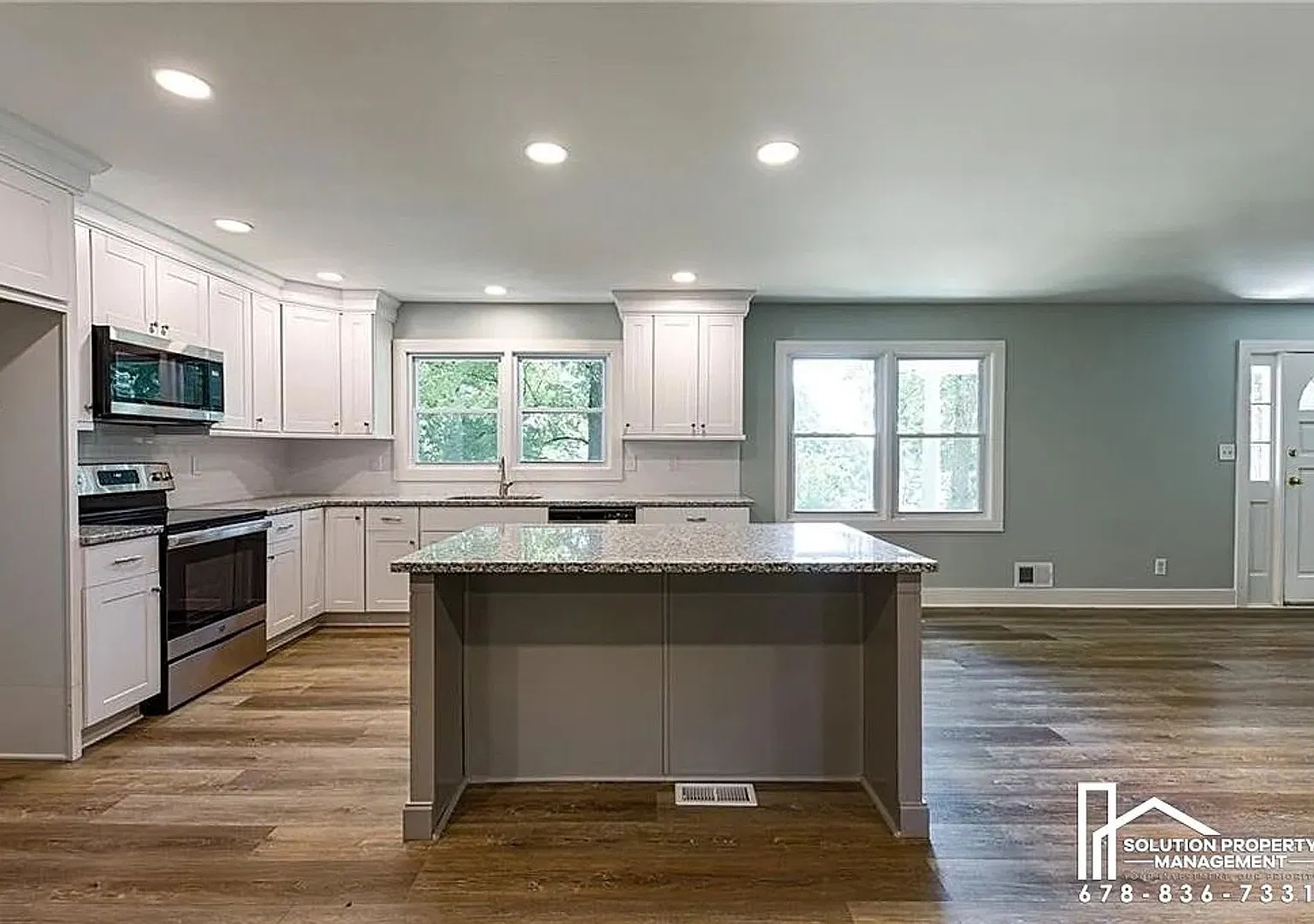 Room in 4 Bedroom Home in Kennesaw — Photo 2