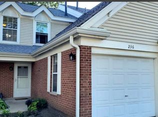 236 Green Knoll Ln, Streamwood, IL 60107