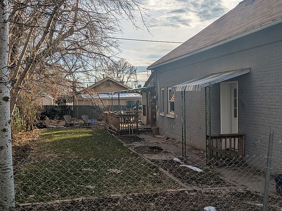 3rd image of 830 E Menlo Ave