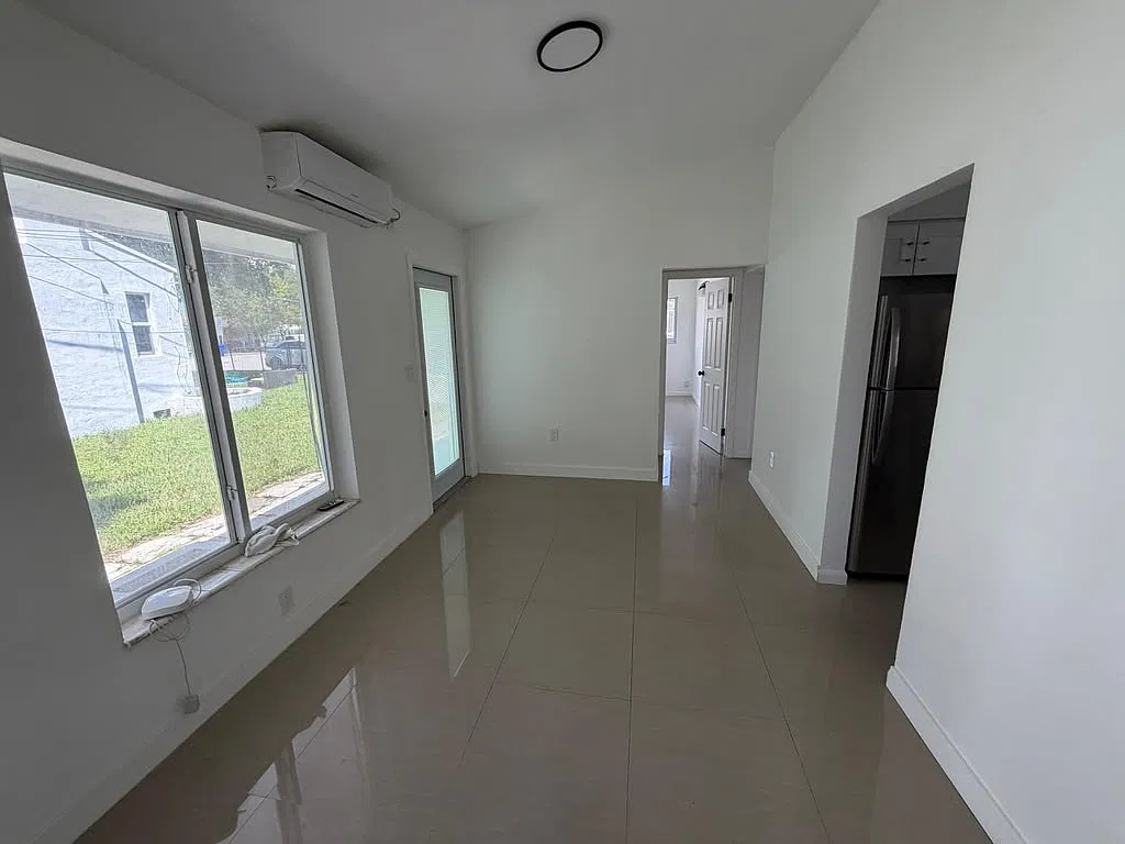 2 bed, 1000 sqft, $2,200 — Photo 3