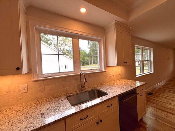 5th image of 24 Edgewater Drive