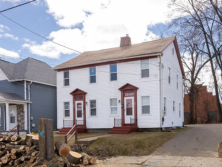223-225 W Trail St — Photo 3