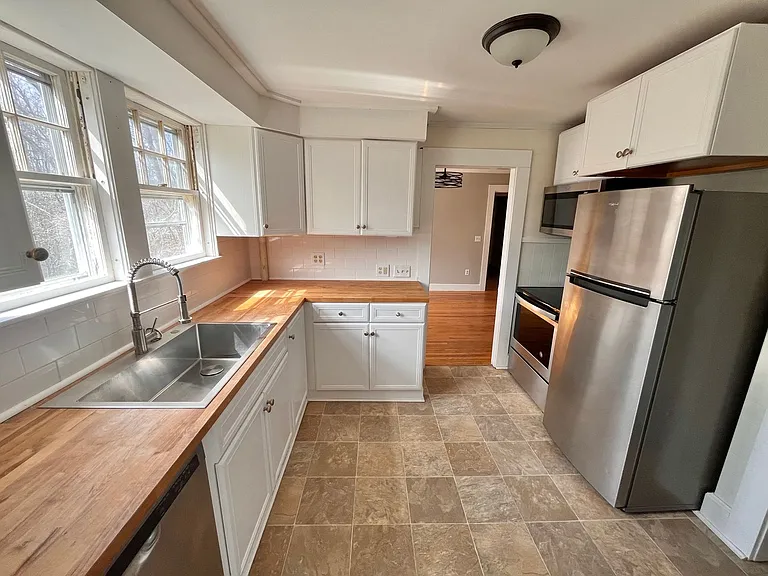 1430 Woodbury Ave — Photo 3