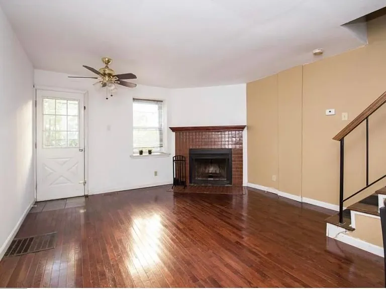 2131 Clymer St — Photo 2