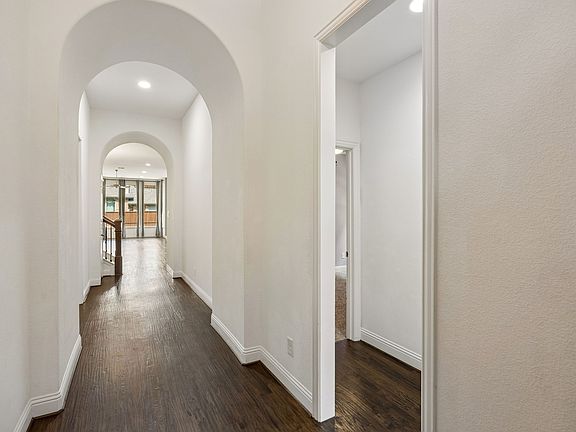 3rd image of 404 Warwick Blvd