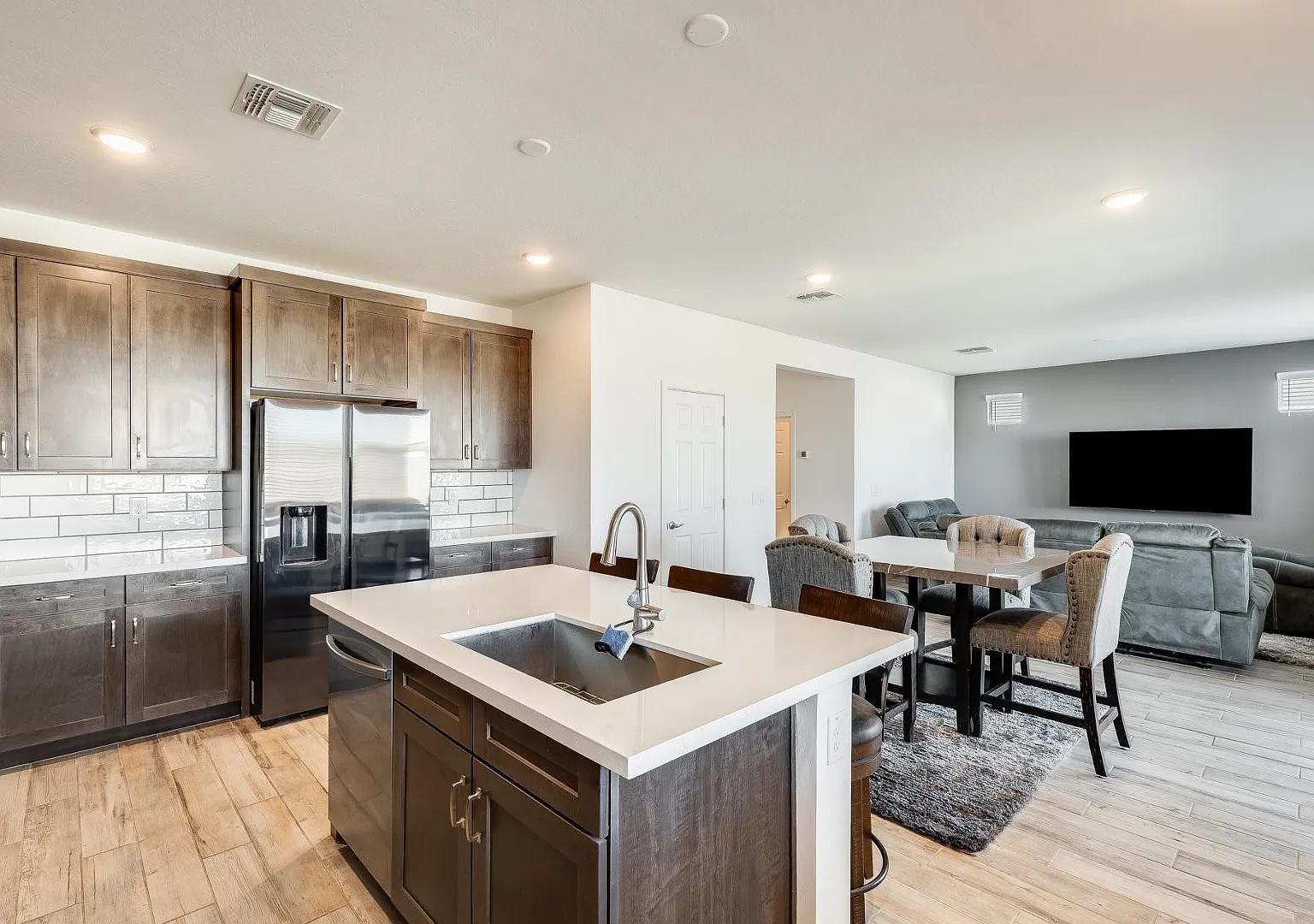 3 bed, 2.5 bath, 2160 sqft, $2,800 — Photo 3