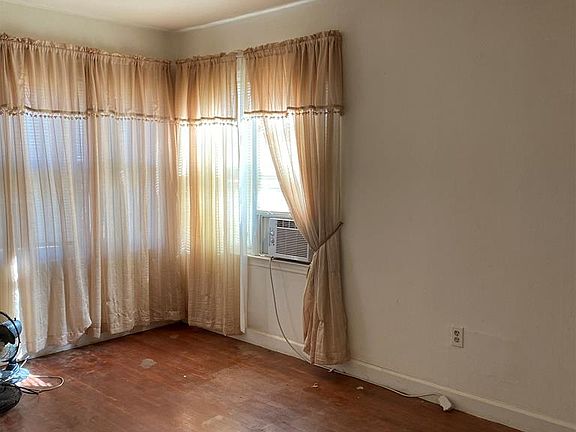 3rd image of 1737 W Locust St