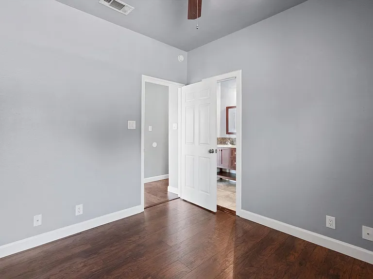 2414 Longview St #303 — Photo 4