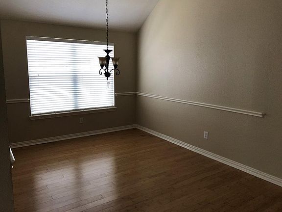 3rd image of 2409 Geneva Ln