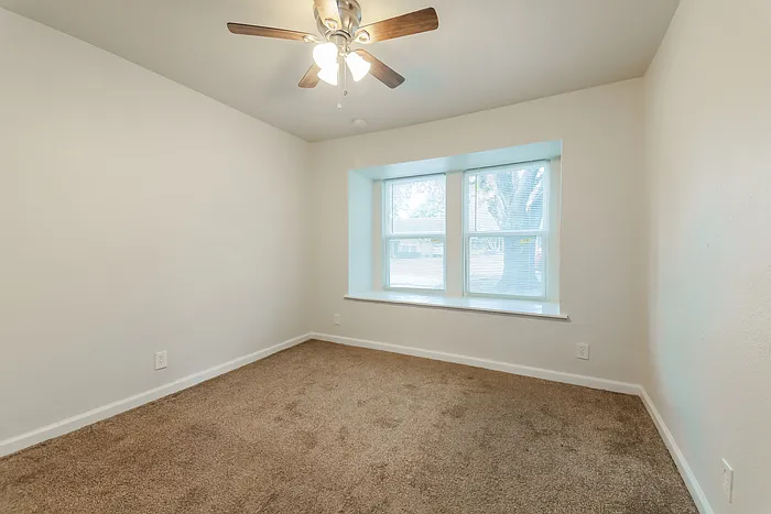 2709 Lexington St — Photo 12