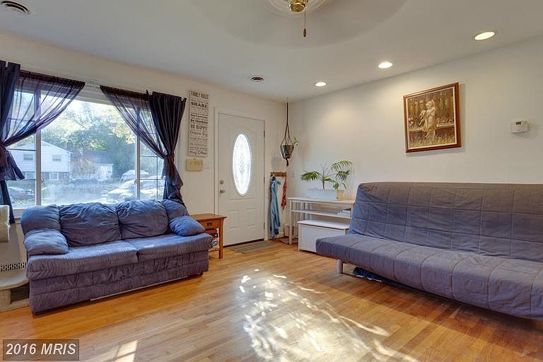 2nd image of 1702 Azalea Ln
