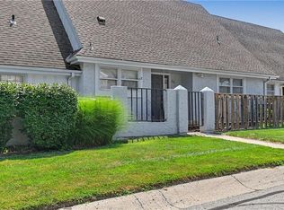 221 Woodbridge Ln, Kansas City, MO 64145