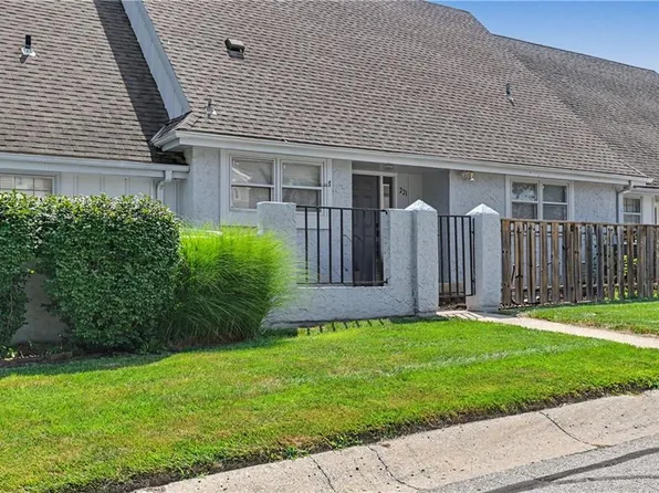 221 Woodbridge Ln, Kansas City, MO 64145