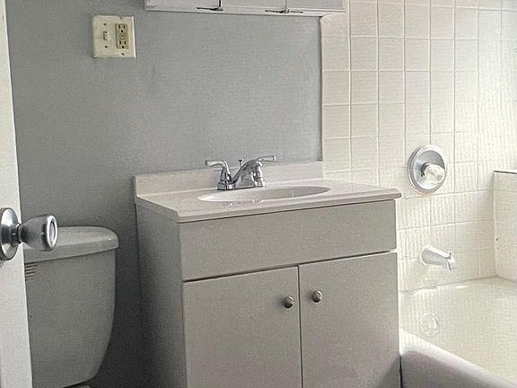 4th image of 5850 N Kenmore Ave #614