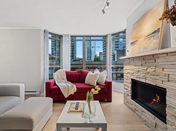 867 Hamilton St #906, Vancouver, BC V6B 6B7