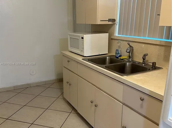 6104 Pierce St, Hollywood, FL
