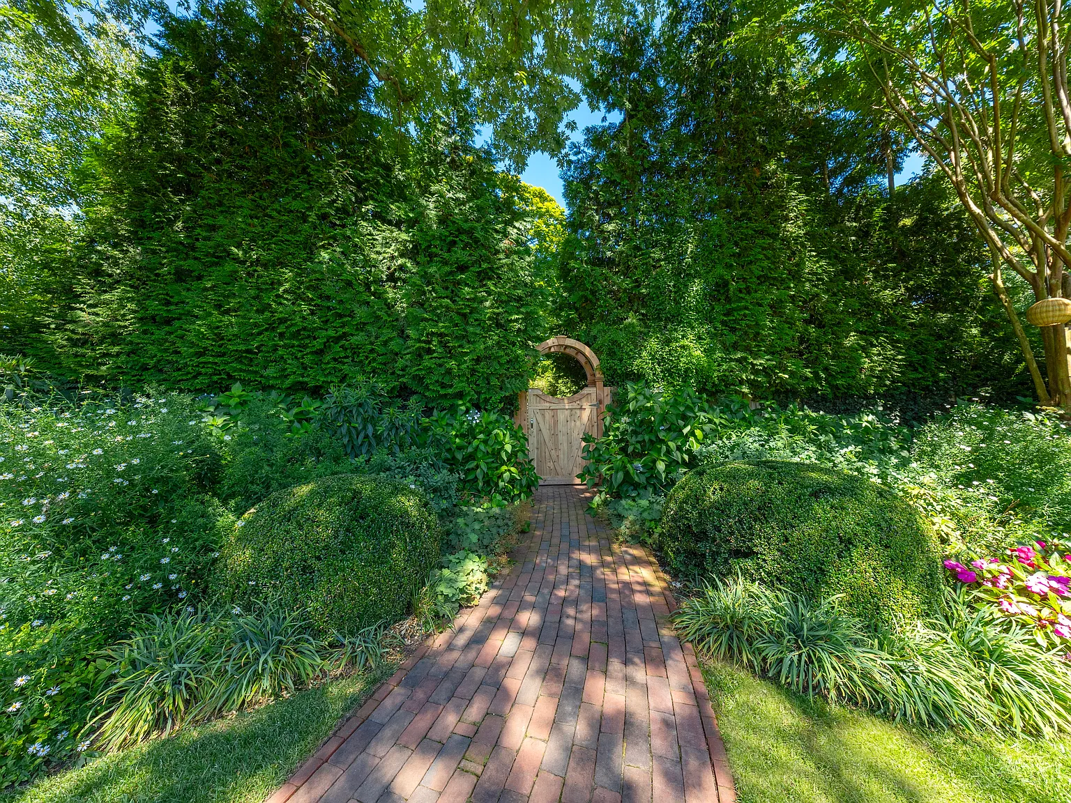 Renovated English Carriage House & Cottage in Water Mill South — Photo 2