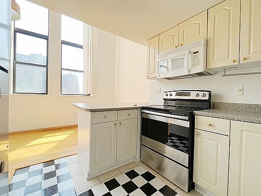 4th image of 371 Madison St APT 305