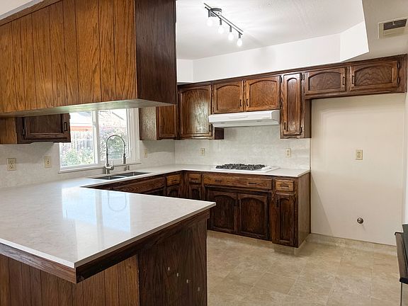 4th image of 1944 S Hillcrest Dr