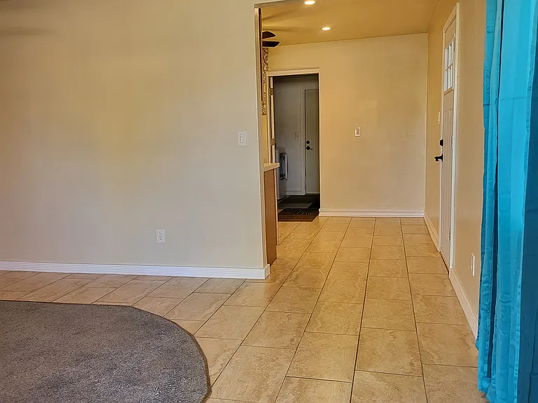 1040 N 27th Pl — Photo 18