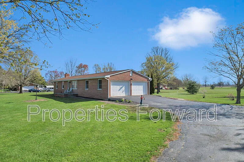 3 bed, 1.5 bath, 1276 sqft, $2,100 — Photo 2