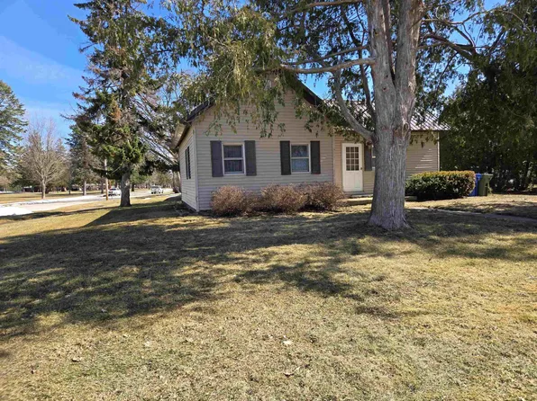 619 3rd St W, Cresco, IA 52136
