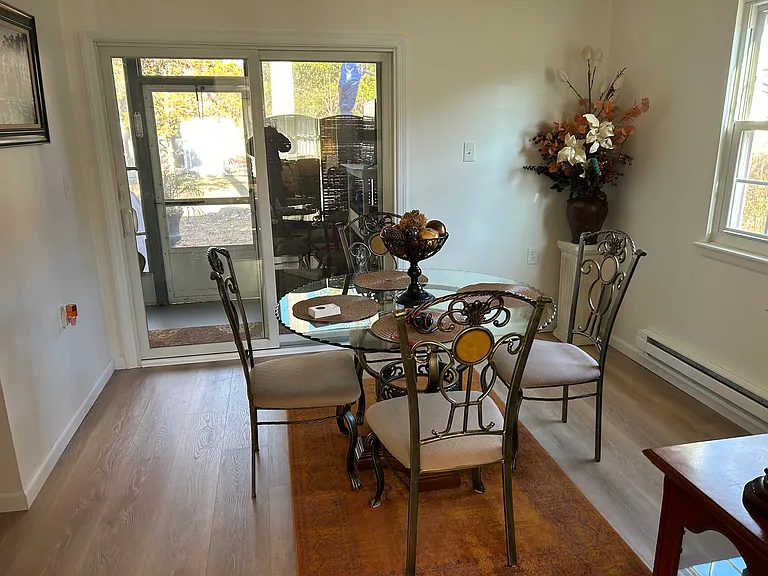 220 Lexington Dr — Photo 3