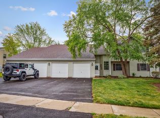 537 E Shag Bark Ln APT B, Streamwood, IL 60107