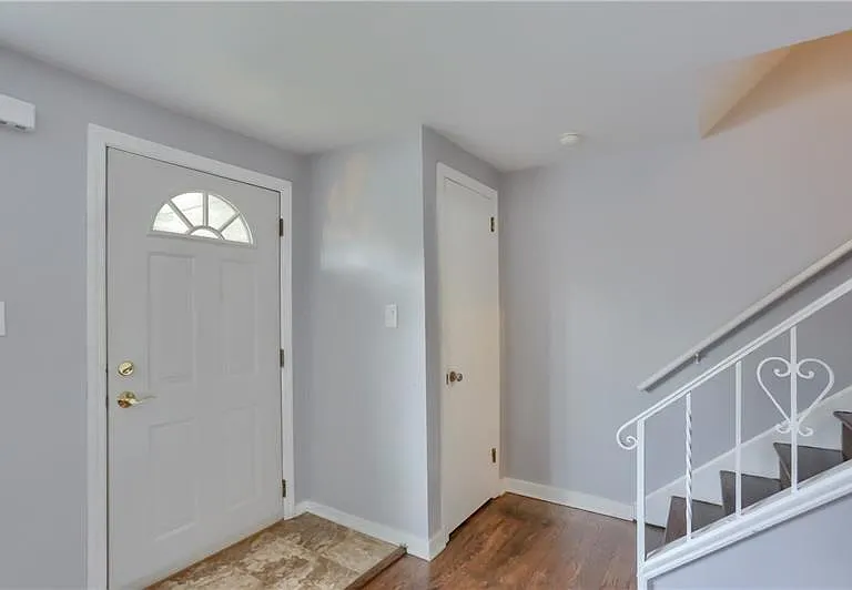 716 Maple Ln — Photo 3