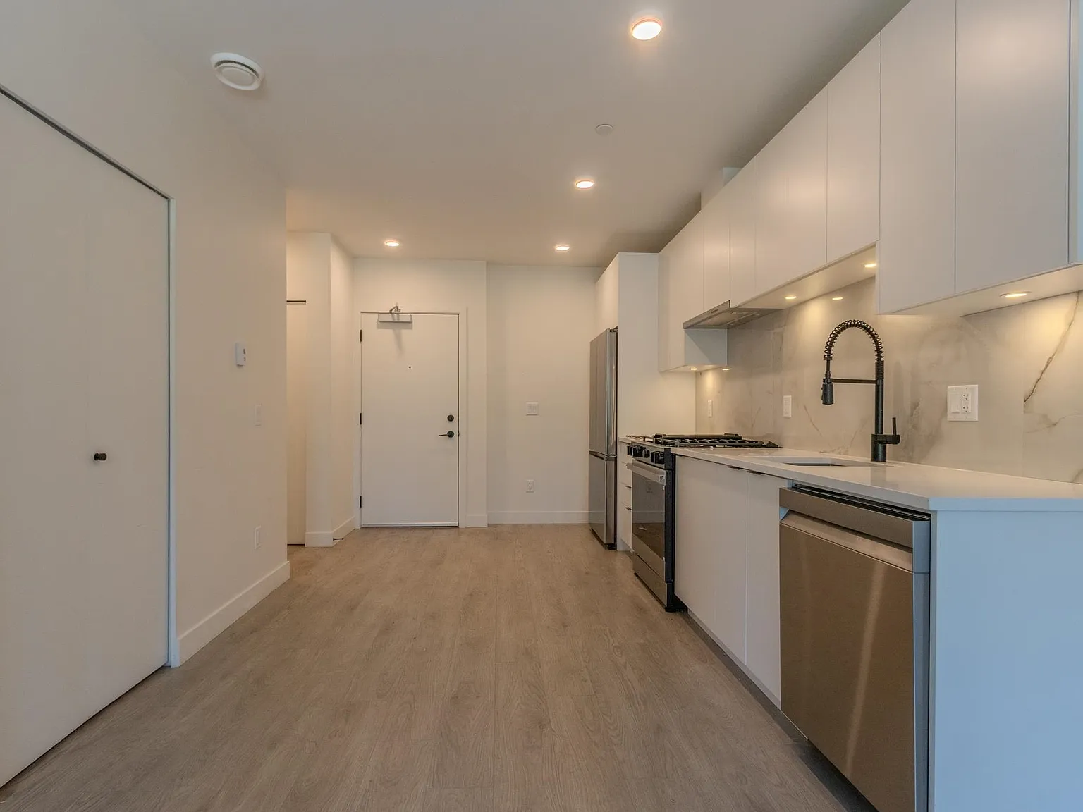 1 bed, 550 sqft, $1,800 — Photo 2