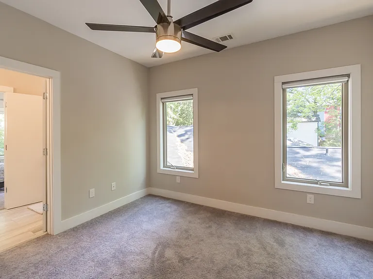 406 E Side Ave SE — Photo 48