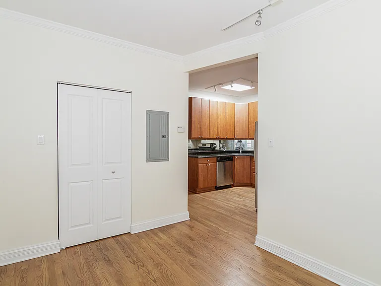 622 1/2 W Roscoe St #3B — Photo 10