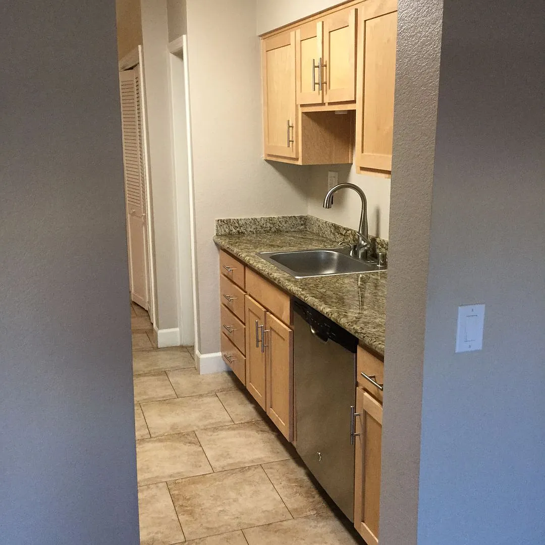 2 BD, 2.5 BA Townhouse with Pool and In-Unit W/D — Photo 4