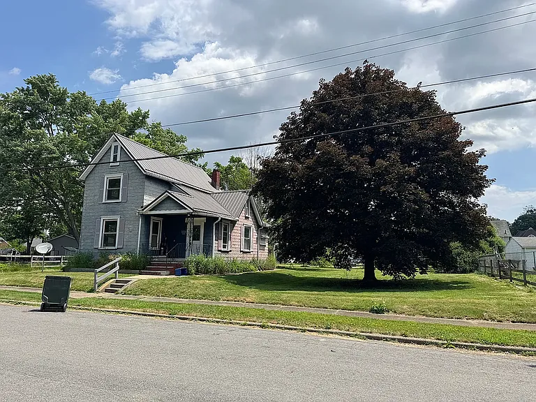 1710 Edwards Ave NE — Photo 2