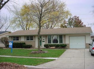 290 Redwood Ave, Elk Grove Village, IL 60007