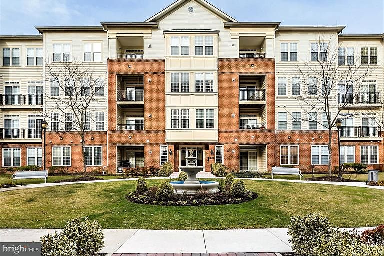 1st image of 2540 Kensington Gdns Unit 205