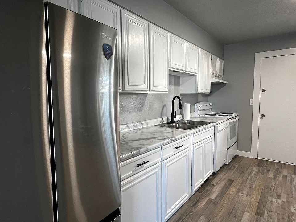 Updated Kitchen with new refrigerator