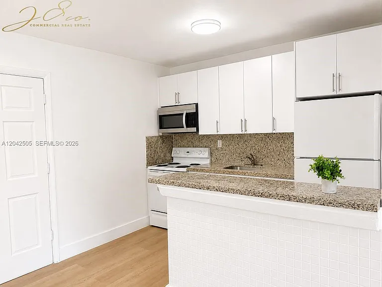 1021 NW 5th St #6 — Photo 1