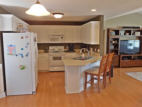 3rd image of 133 Whispering Hills Ln