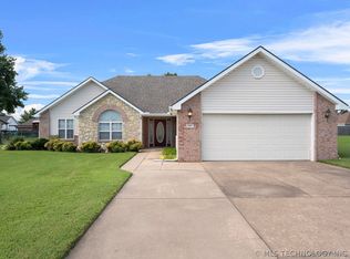 707 E 10th St, Grove, OK 74344