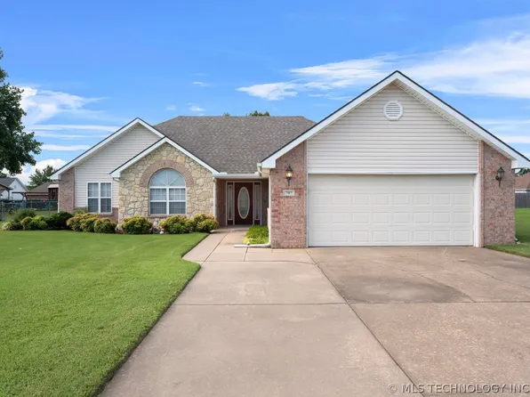 707 E 10th St, Grove, OK 74344