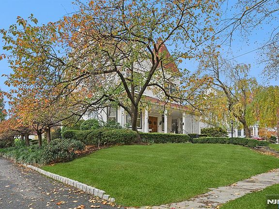 3rd image of 328 Carmita Ave